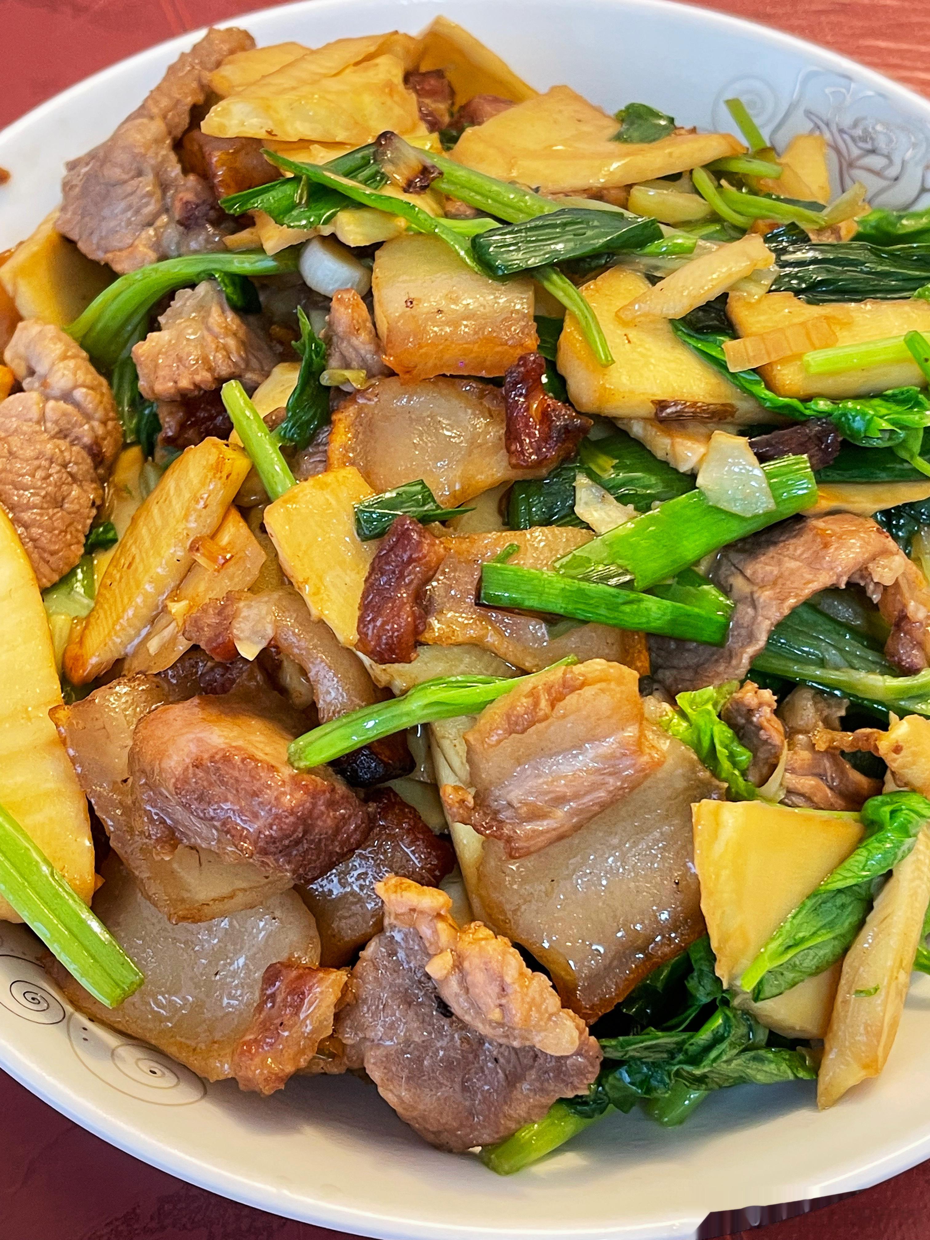 吃了顿无比牛逼的家常菜，香迷糊了，图二丸子是用猪肉芋头和木薯粉做的，口感糯叽叽，