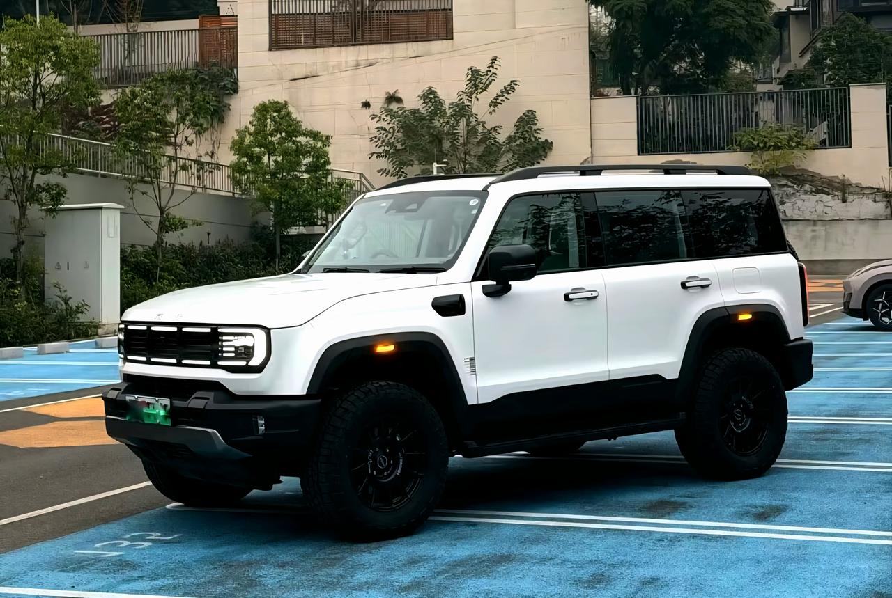 其实越野车改减震改轮毂真的没有什么太多的网友真正的去认识到它的安全性，到底有什么