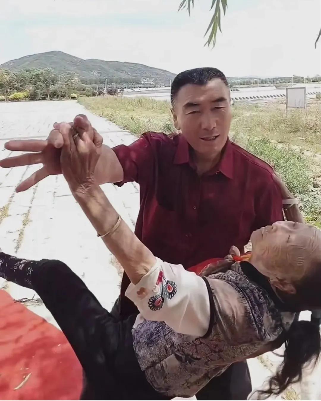 87岁的马玉琴真是舞了一辈子啊：看这个舞蹈动作，对耄耋之年高龄的她难度真不小，毕