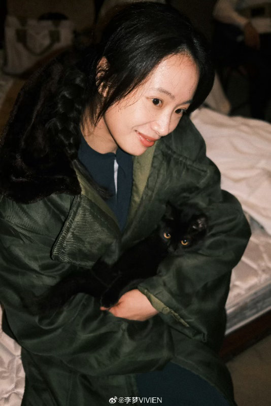 李梦又上楼了 李梦的“楼”系列越看越上头！《蝴蝶楼惊魂》里她的眼神藏着说不清的寒