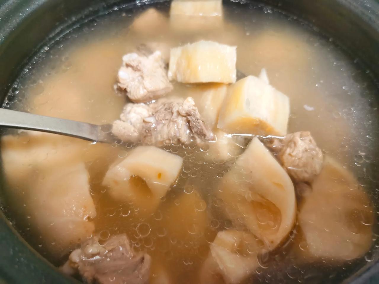  秋天干燥，宜润燥润肺。午餐在家煲了莲藕粉葛排骨汤，清甜好喝，生津解渴，很适合秋