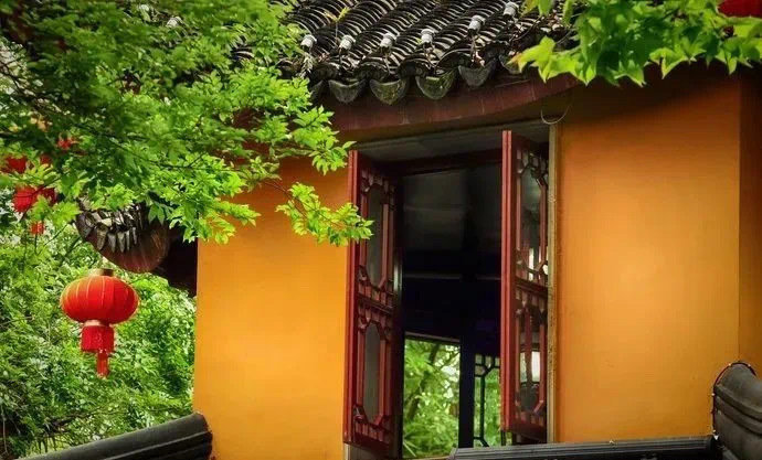 踏进姑苏，宛如步入一幅淡妆浓抹的画卷。 