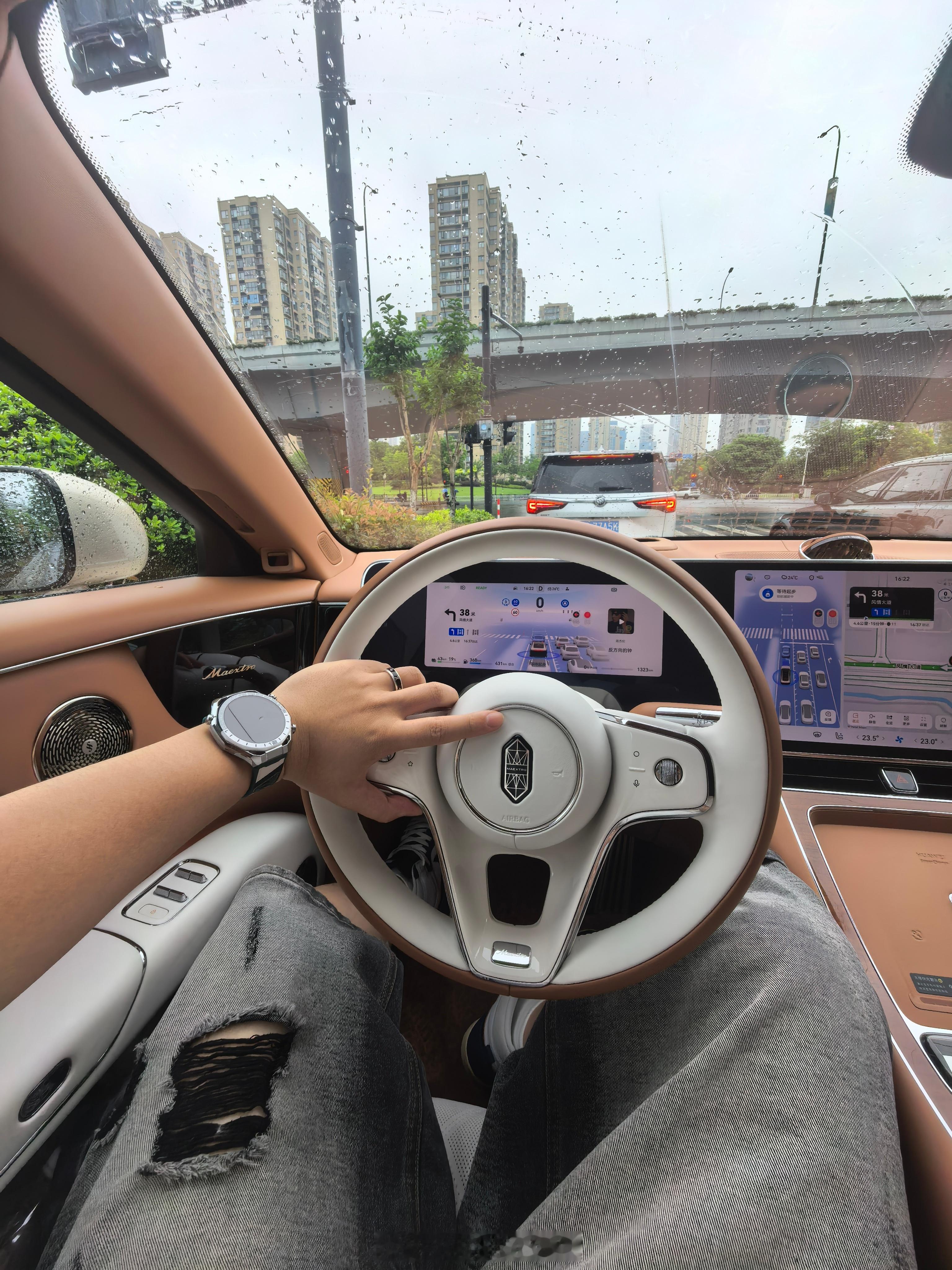 杭州下雨了出差前  开着尊界去见见朋友们 又要很久才能见了