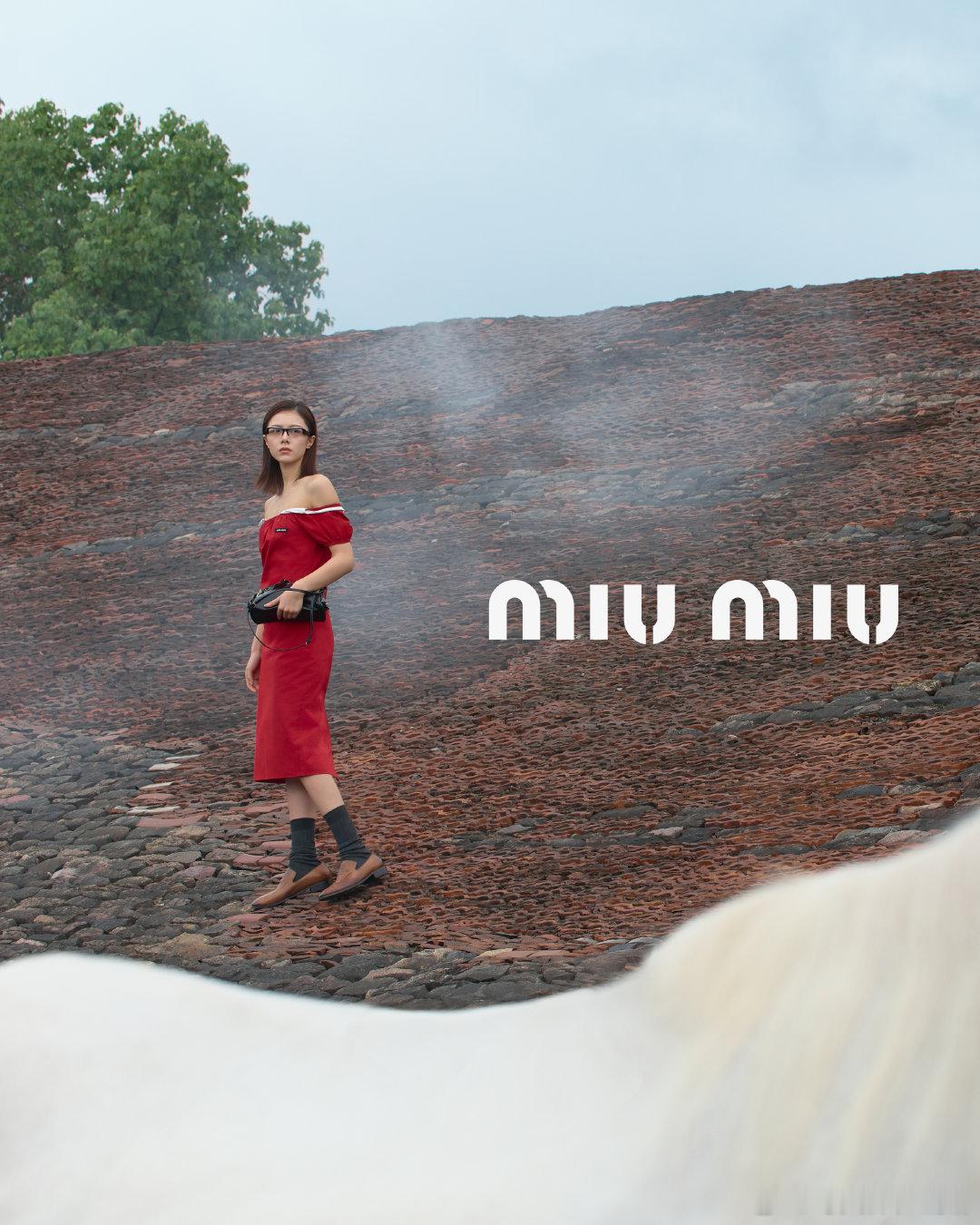 赵今麦Miu Miu新广，麦麦还是好好演戏吧，品牌看了心都要凉半截。 