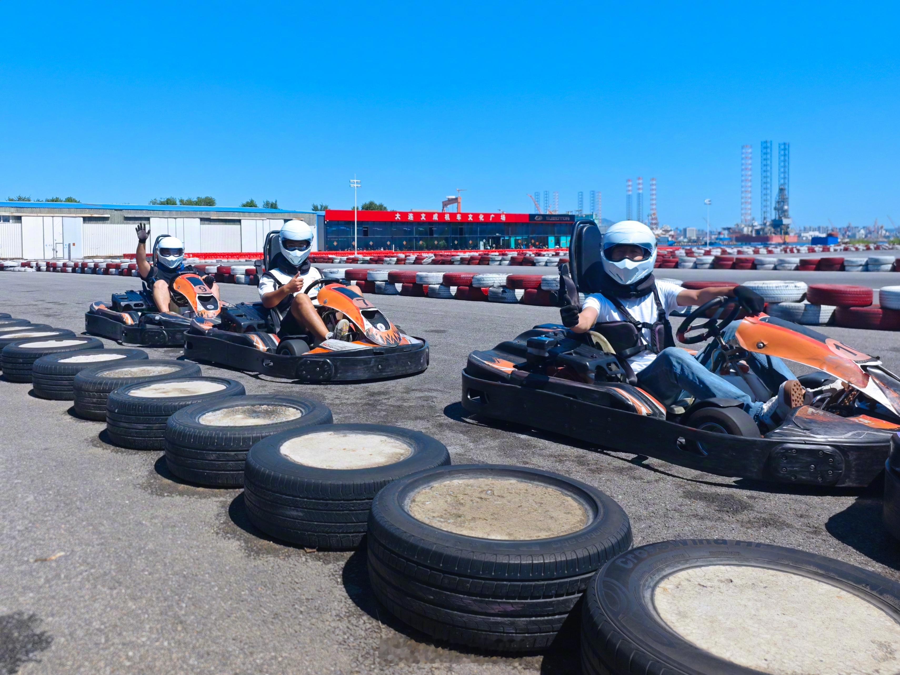 在大连打卡了一个海边的卡丁车场，跑了个儿童组！好久没开过卡丁车了，好在和技术也一
