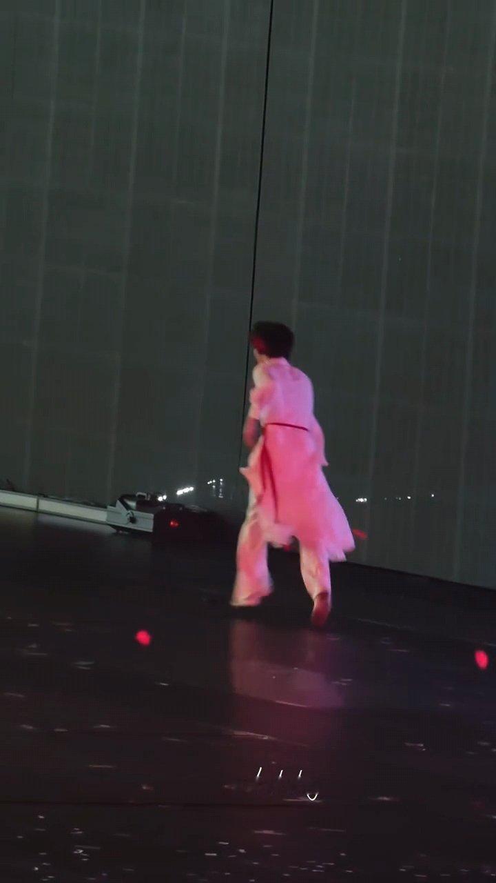 苏新皓落跑甜心脚底板黢黑版苏新皓solo结束脚底板黢黑哈哈哈哈哈哈怎么不算落跑甜