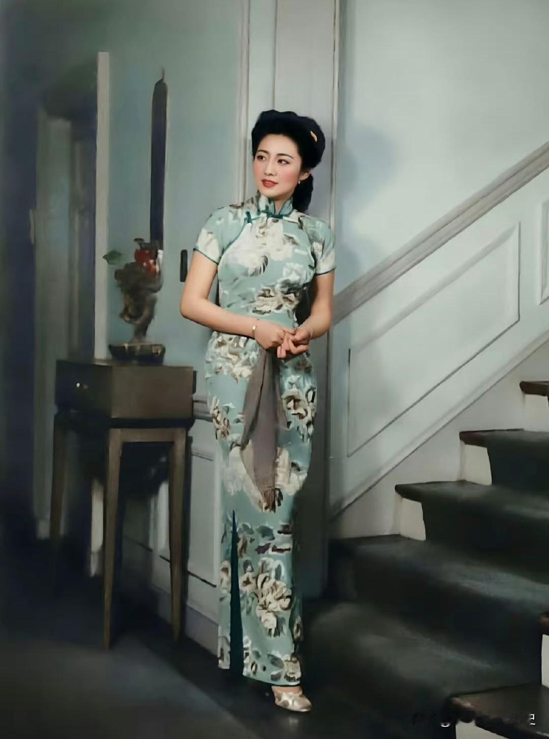 这张照片摄于1942年的美国纽约，35岁的张乐怡留下了这帧惊艳岁月的影像。
她身