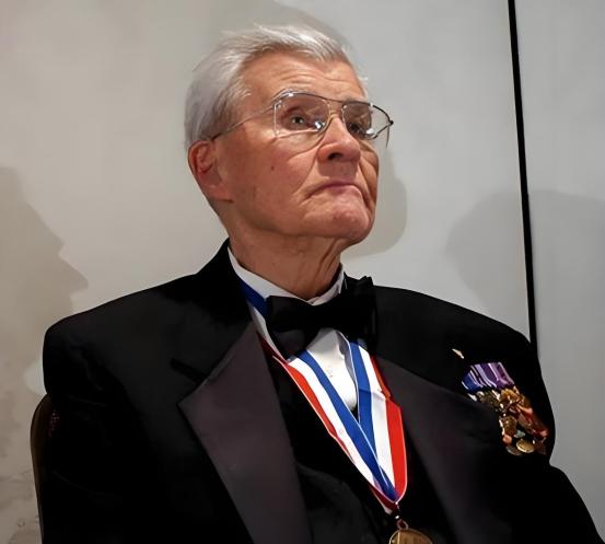 他一人杀20万日本人，日本让他道歉，他却说：你们向中国道歉了吗！
 
此话出自美