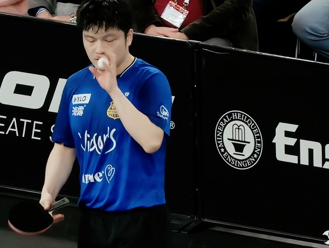 樊振东3:0零封奥恰，拿到了德国杯决赛第1分。

前两局
东哥都是11:9拿下奥