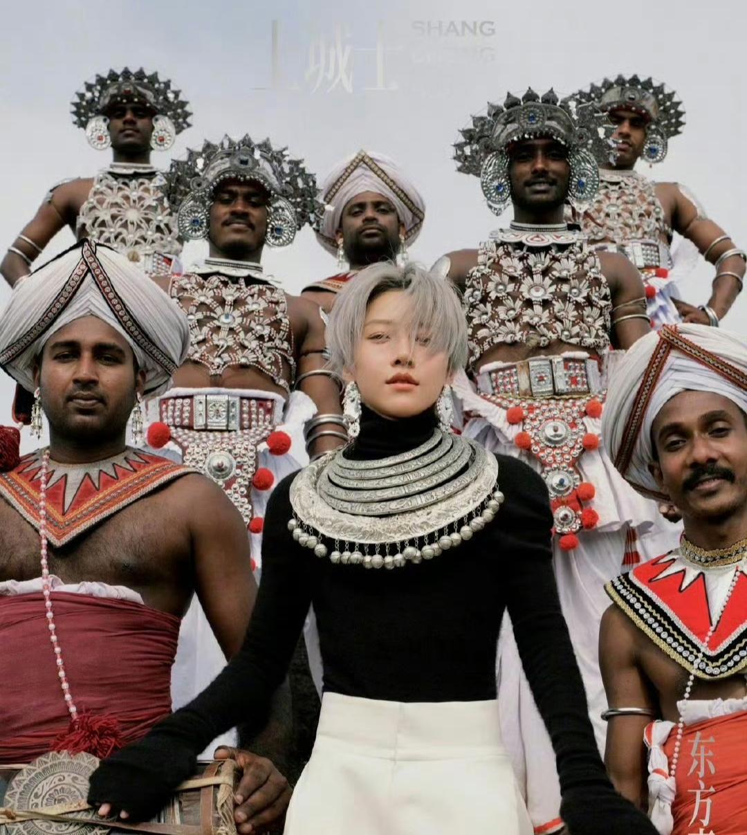 刘雨昕这组《上城士》3月刊，有点意思。
 
银白发丝衬着清冽眉眼，层叠的银饰在颈