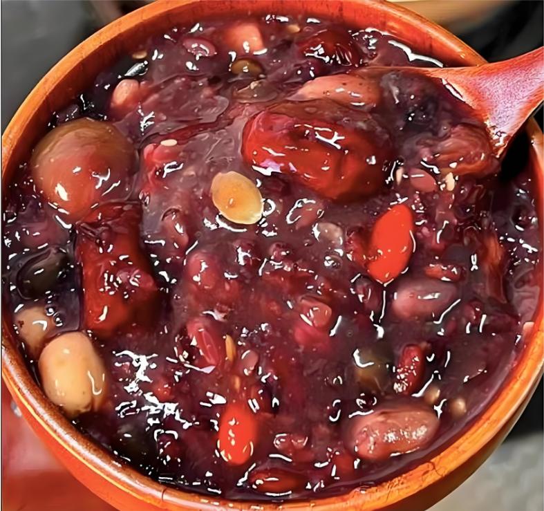 一碗腊八粥，熬的是岁月，品的是人生。

它不疾不徐的火候，提醒着我们：真正的醇香