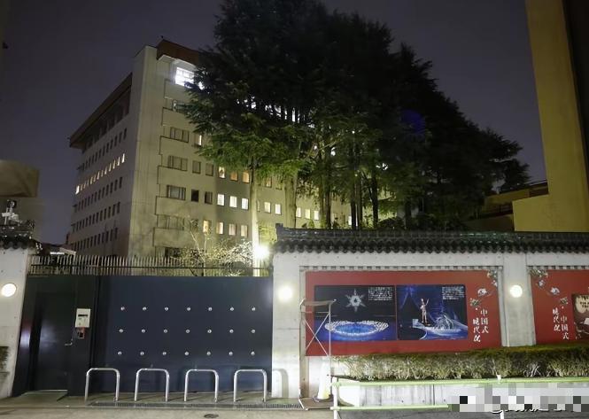 原来日本那个持刀强闯大使馆的军官曾经被咱们审讯了大概三个小时
 
很多最新消息陆