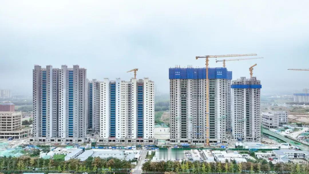 近日，由陕建十二建集团承建的西安大居安棚户区改造DK-2项目二三标主体结构实现全