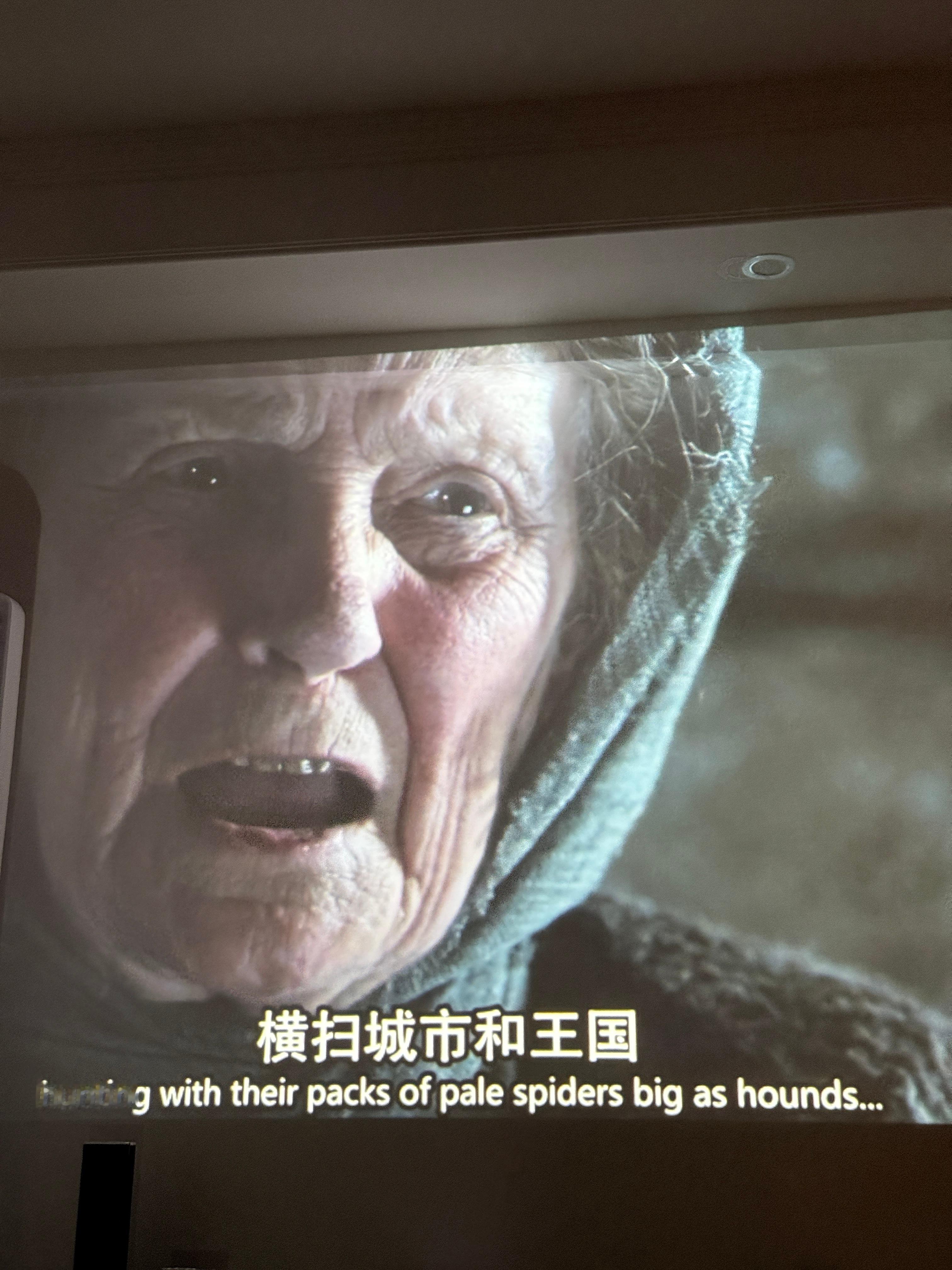 布兰醒了，想听有趣吓人的故事[允悲]老奶奶开始酝酿吓人的故事了，仔细看布兰的脸从