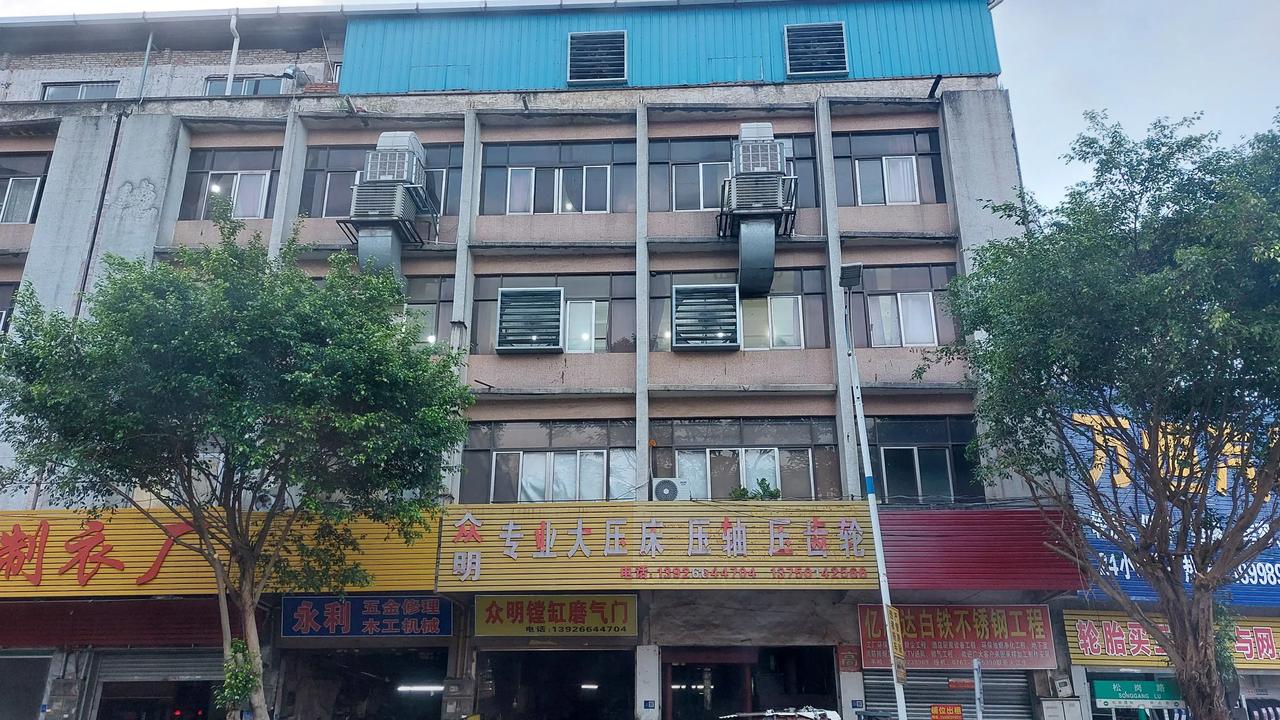 小型制衣厂：清城区松岗市场附近的制衣厂，东城街道也有不少小型的制衣厂，这些制衣厂