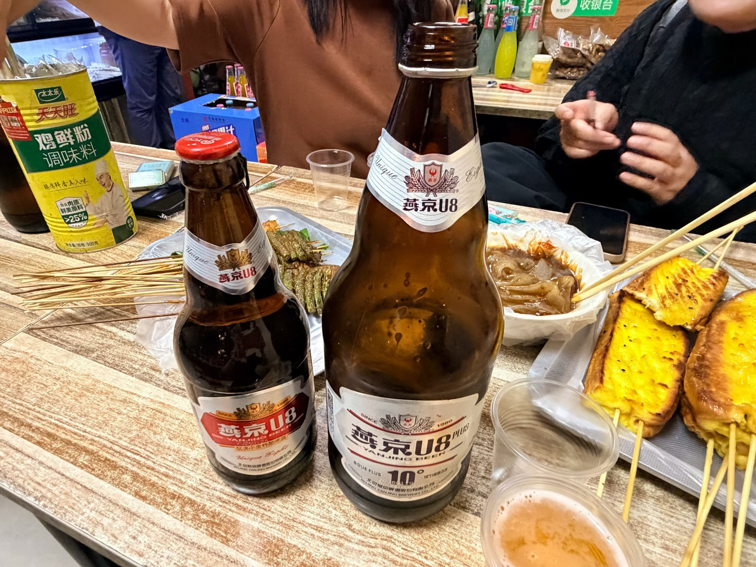 一休息就被拉去撸串 8块腹肌变一块 