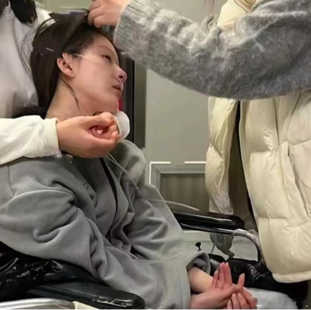 赵露思被送医 赵露思姐姐的看病照流出，好心疼，一点没有精神，希望早日康复，快快进