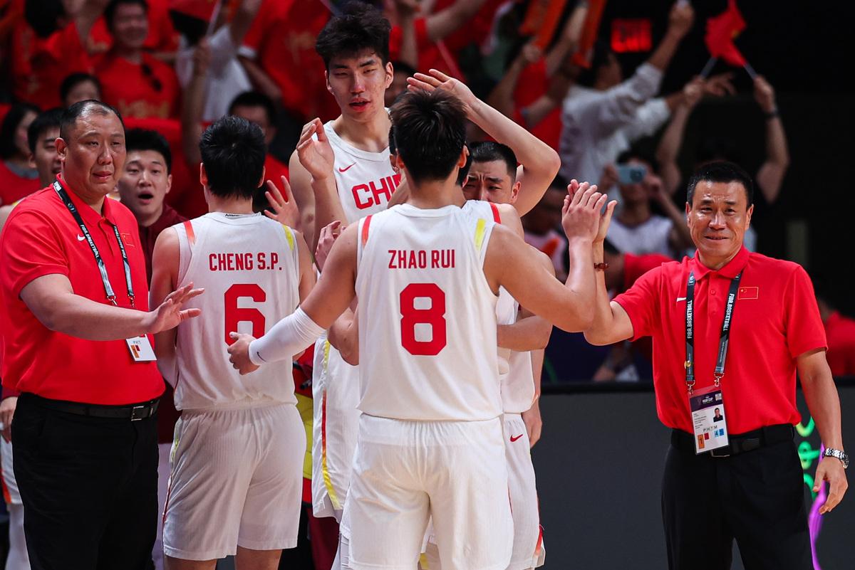 随着中国男篮以91-81稳稳拿下澳大利亚热身赛，球队7月世预赛的12人出征名单基
