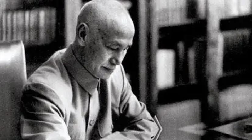 1975年4月， 蒋介石 躺在病床上，气若游丝。他突然抬眼看向 宋美龄 ，艰难地