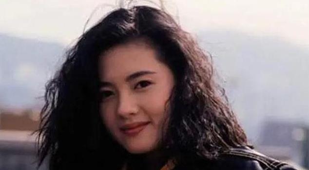 1996年，赚的盆满钵满马上就要结婚的李丽珍，因为禁不住王晶高达400万片酬的诱
