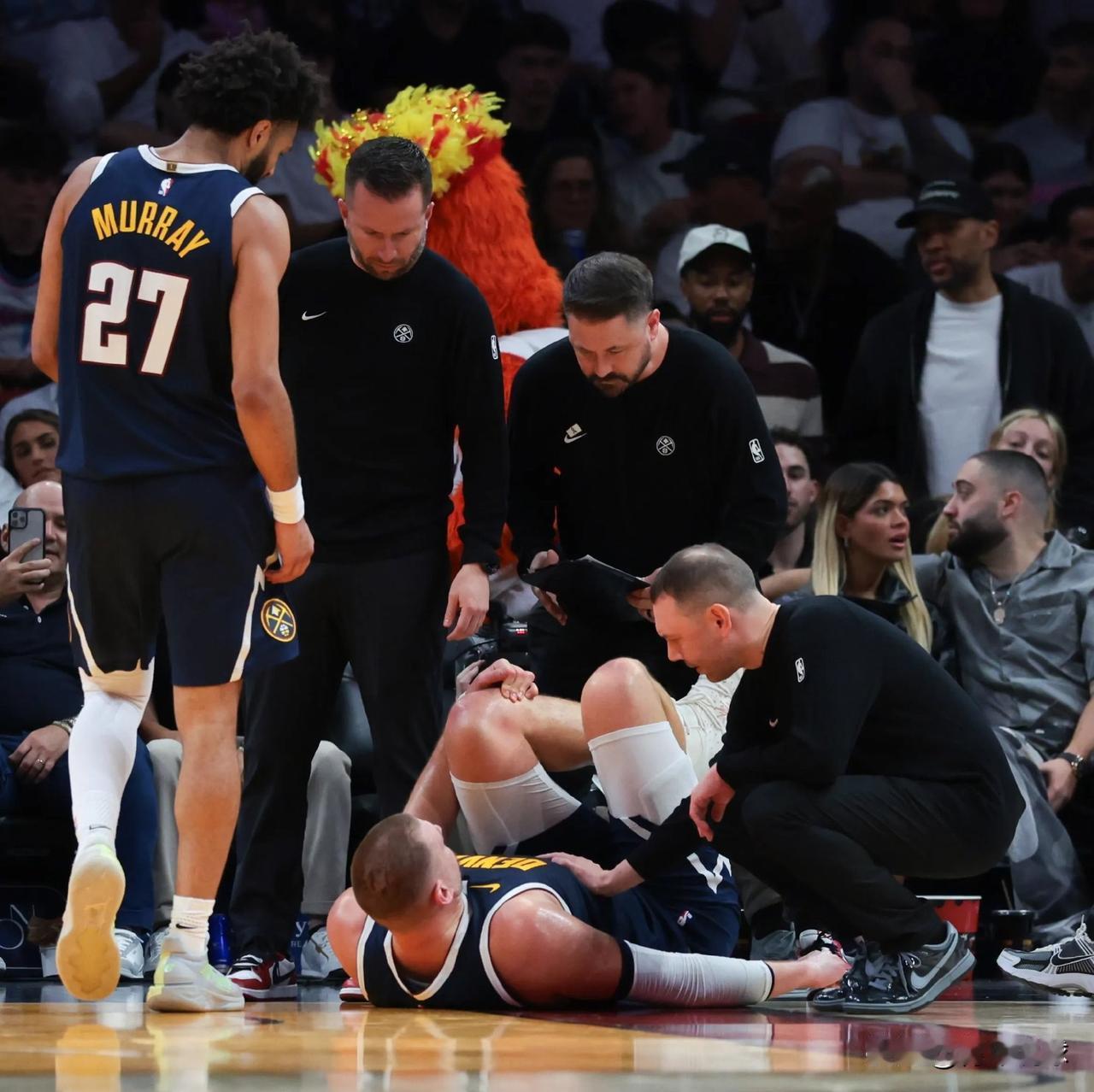 伤缺四周！约基奇MVP悬了！

据权威记者Shams报道：掘金队当家球星约基奇遭