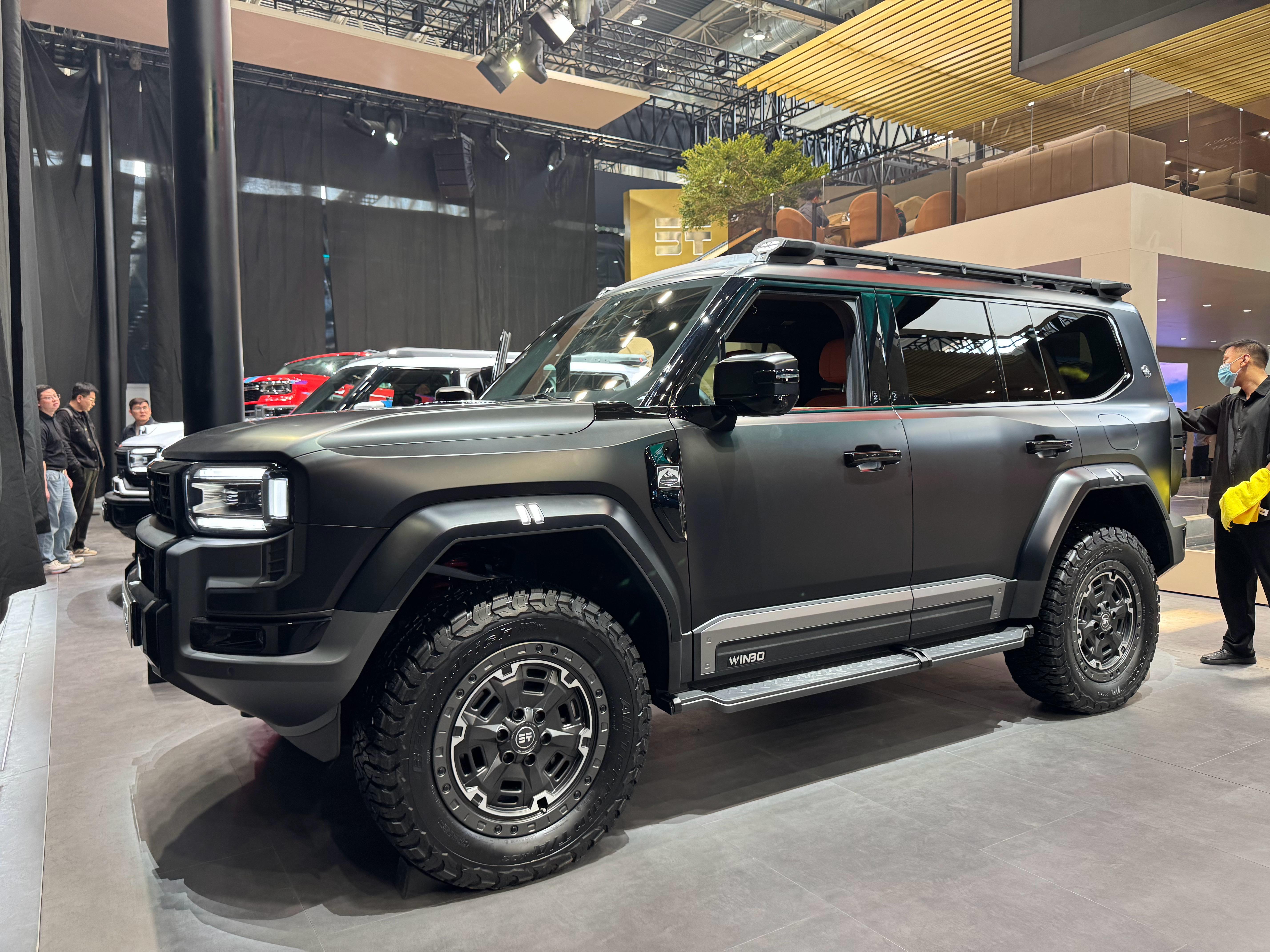 北京车展，纵横展台携G700环塔版、G700智境乾崑版、G700顶火鸣镝版三款在