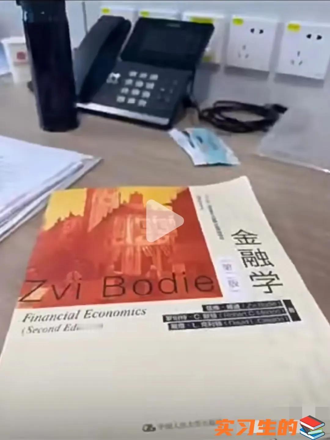 我们项目经理和领导投诉
说新进来的关系户不干活！
大家知道领导怎么回答的吗？
领
