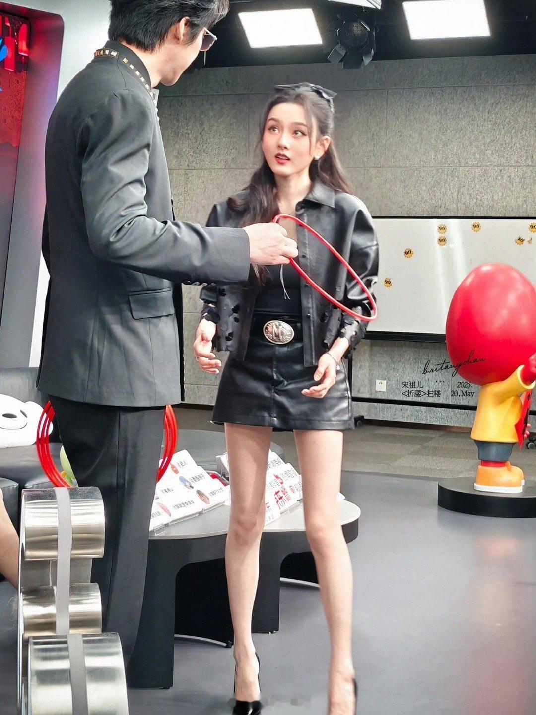 宋祖儿[色][心][心][心][心][心][心][舔屏][舔屏]顶不住这玉腿[心