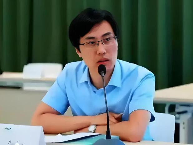 做到这四点，就能制裁中国！2023年，清华硕士跑到美国，给美国献出了4条毒针，用