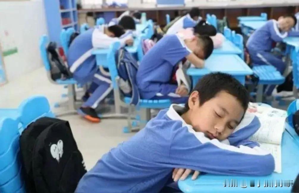 学生上课打瞌睡，老师要被扣钱，这个规定实在太离谱

今天，老李在网上刷到一个视频