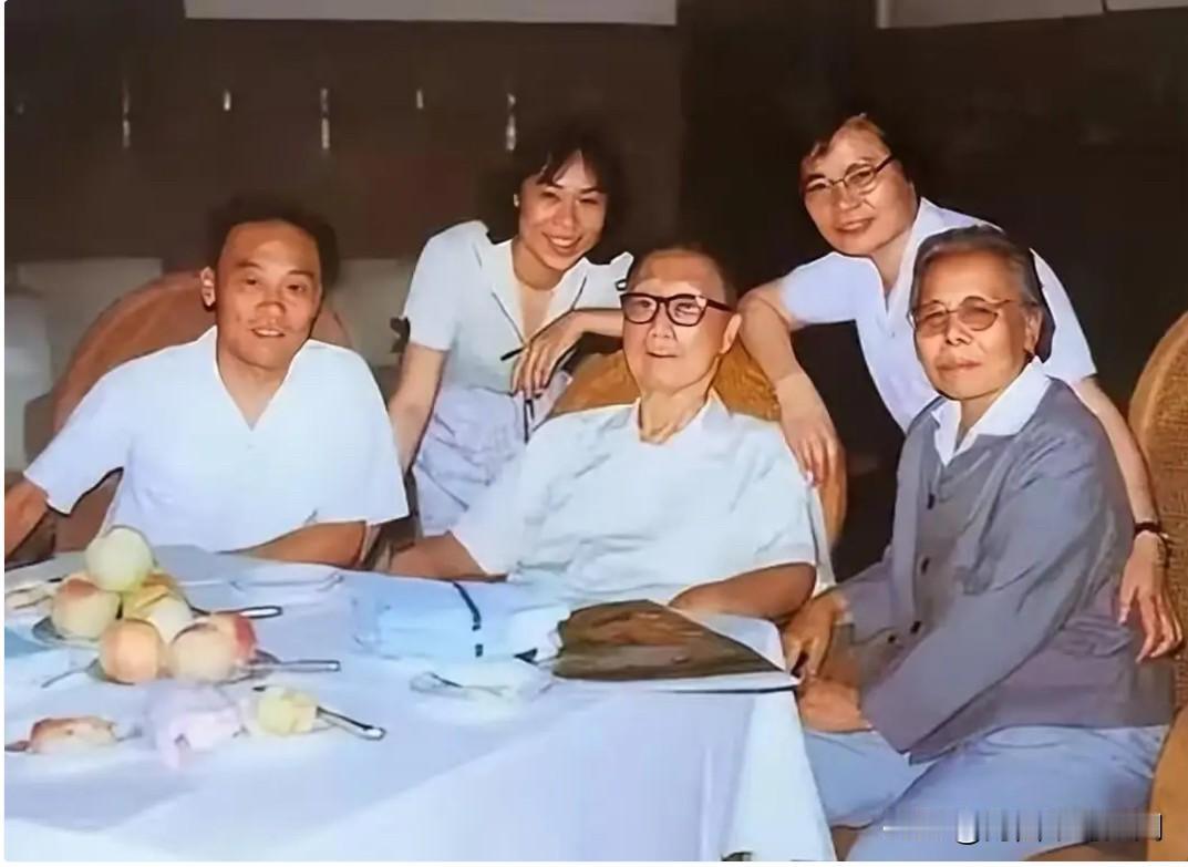 八十年代，开国元帅聂荣臻与夫人张瑞华及女婿丁衡高、女儿聂力、孙女聂菲，在北京玉泉
