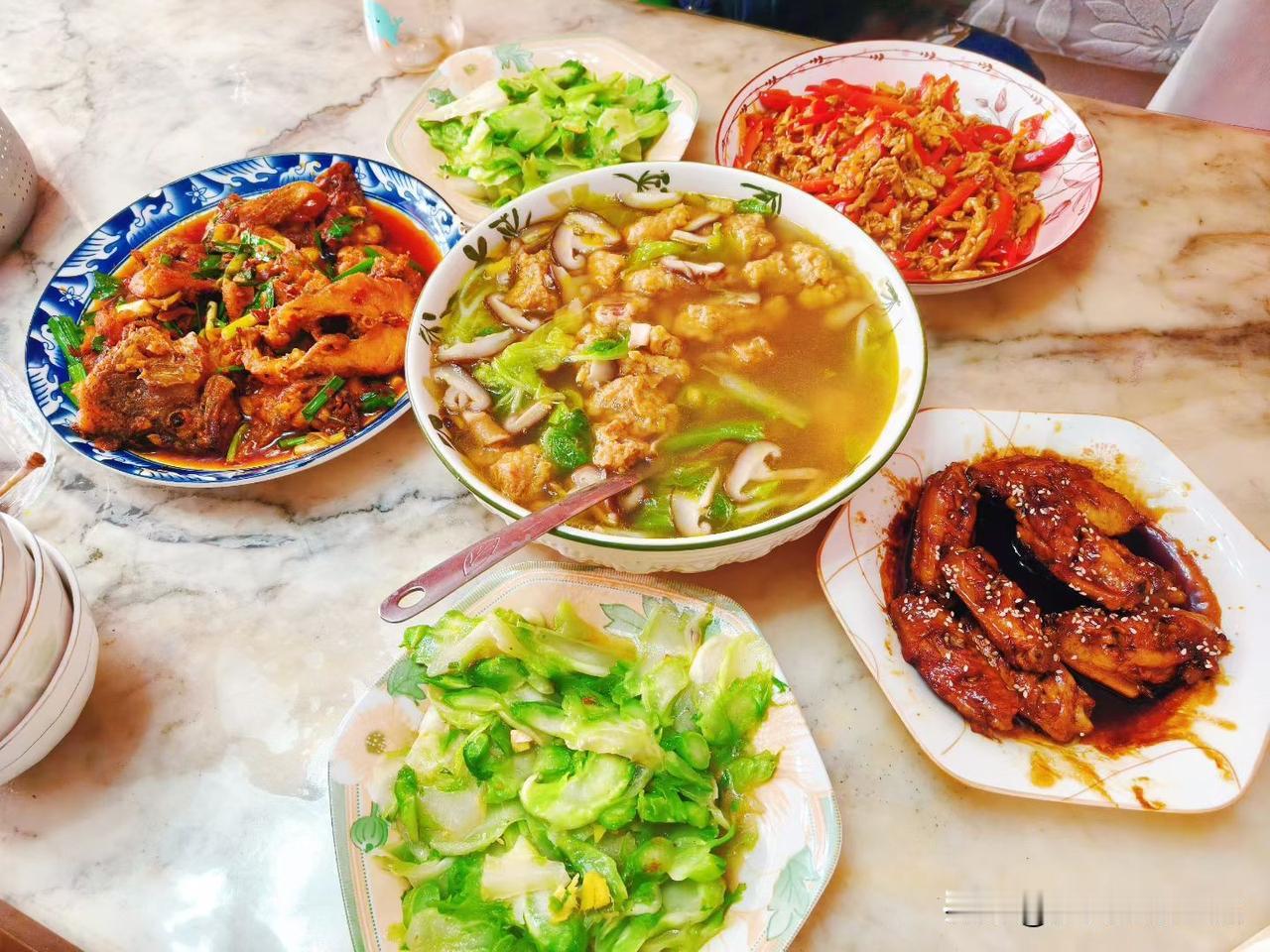 我认为不是，钱肯定不是万能的，但没钱真的万万不能。对于很多人来说，钱能解决生活当