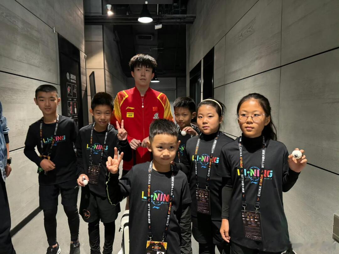 王楚钦和小朋友合影，被包围的孩子王 