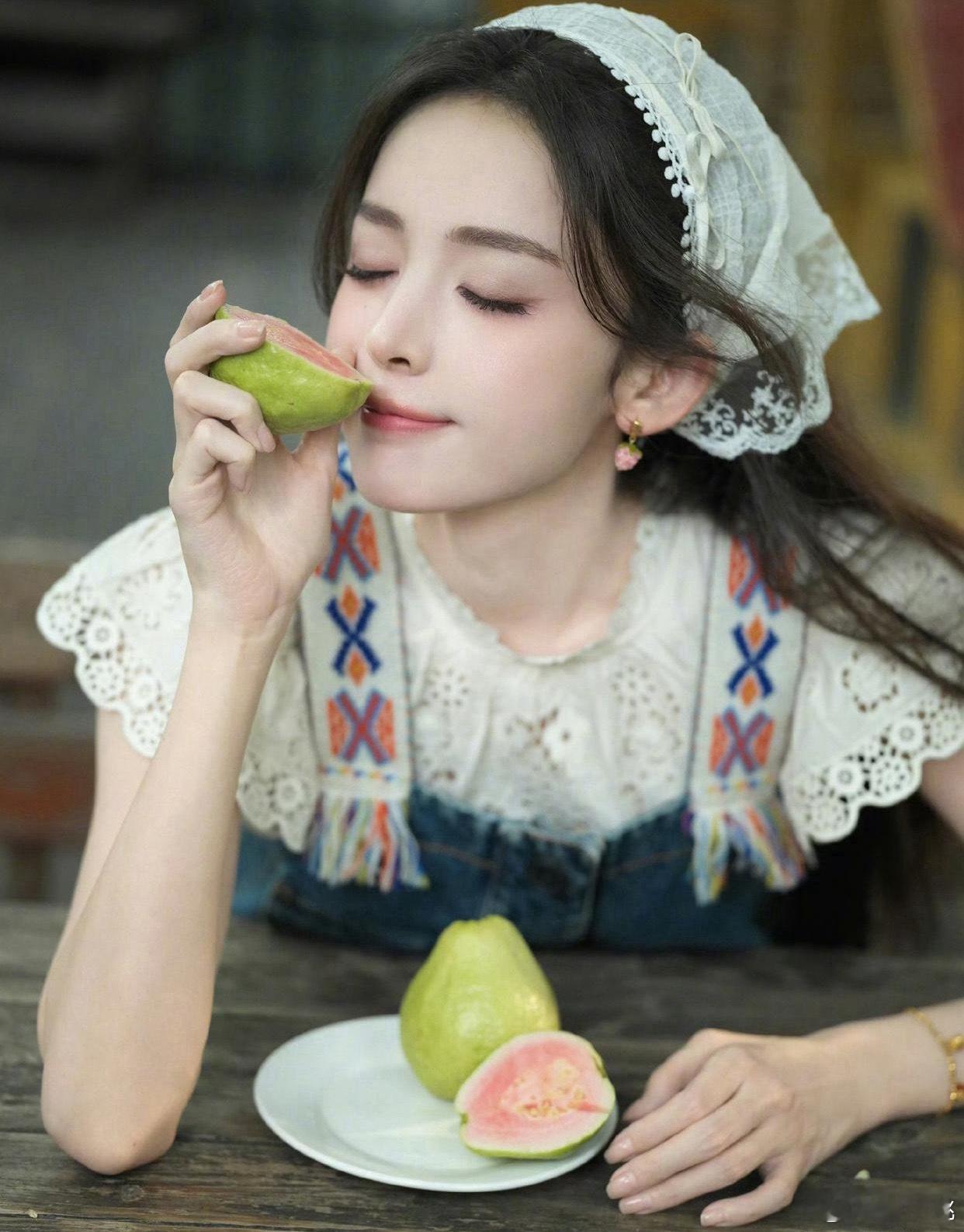 1.古力娜扎经常遇到开机了还被换角的情况，她现在是有戏就拍，没戏就在家休息的状态