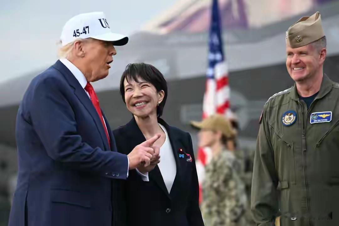 美国人嘲笑她，她装作不懂，依然露出天真烂漫的笑容，好演员！
