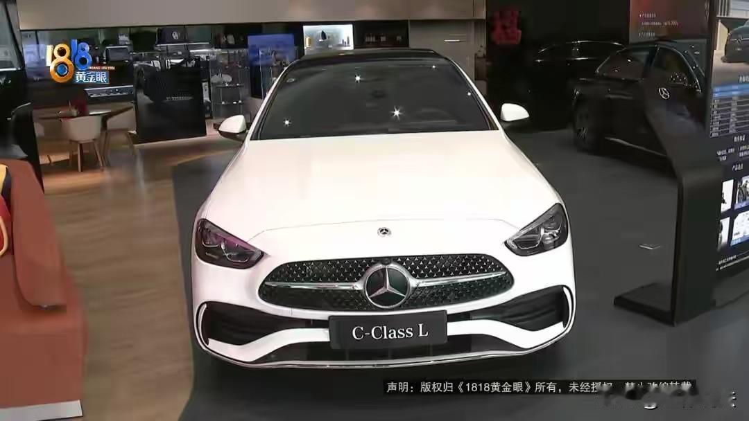 重庆，男子为了回家过年有面子，到4S店订购了一辆奔驰C350eL，他和销售主管讨