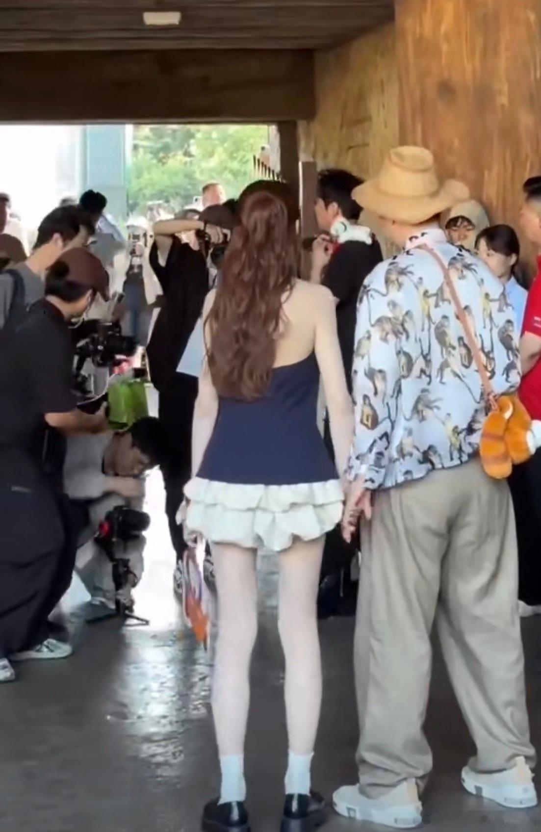 沈梦辰 全身涂粉底液沈梦辰之前在美妆节目说自己全身涂粉底液。    不仅震惊了何