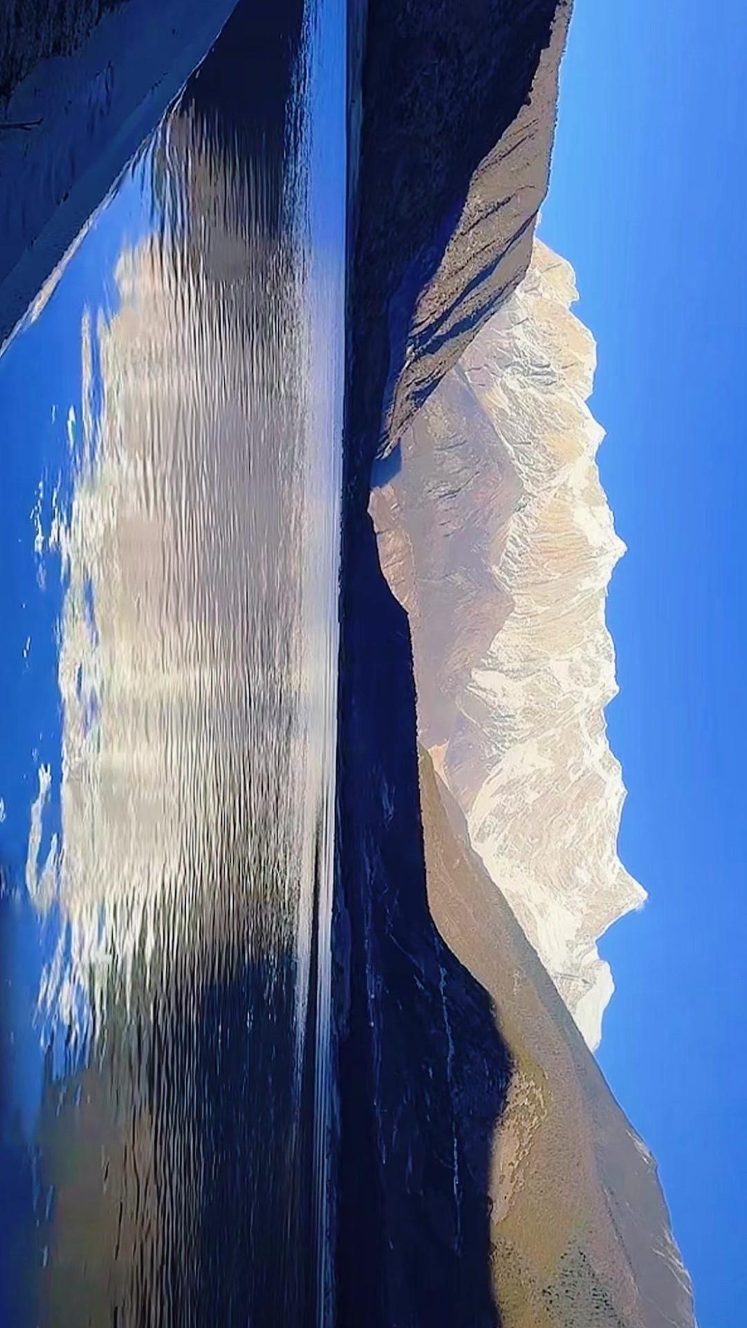 七年前的西藏，像一场被时光封存的梦。红墙金顶在日光下熠熠生辉，转经筒随着风的轨迹