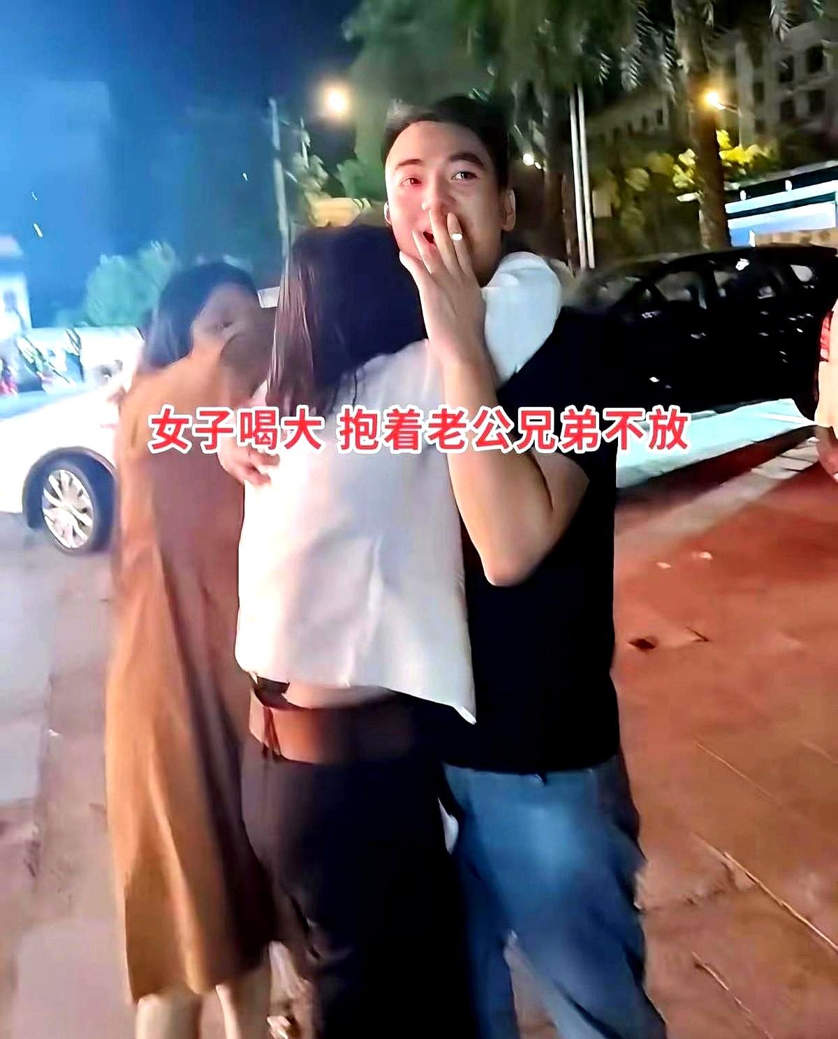 湖南那场饭局，真是看得人直摇头。
结婚7年的妻子几杯酒下去，直接绕过伸手去接的丈