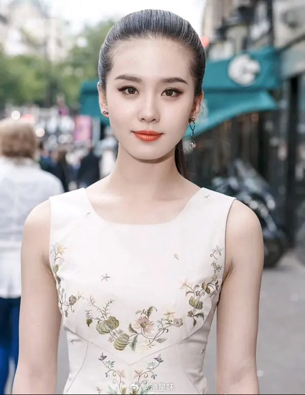 大光明发型很考验美女的颜值，哪位扛住了？ 