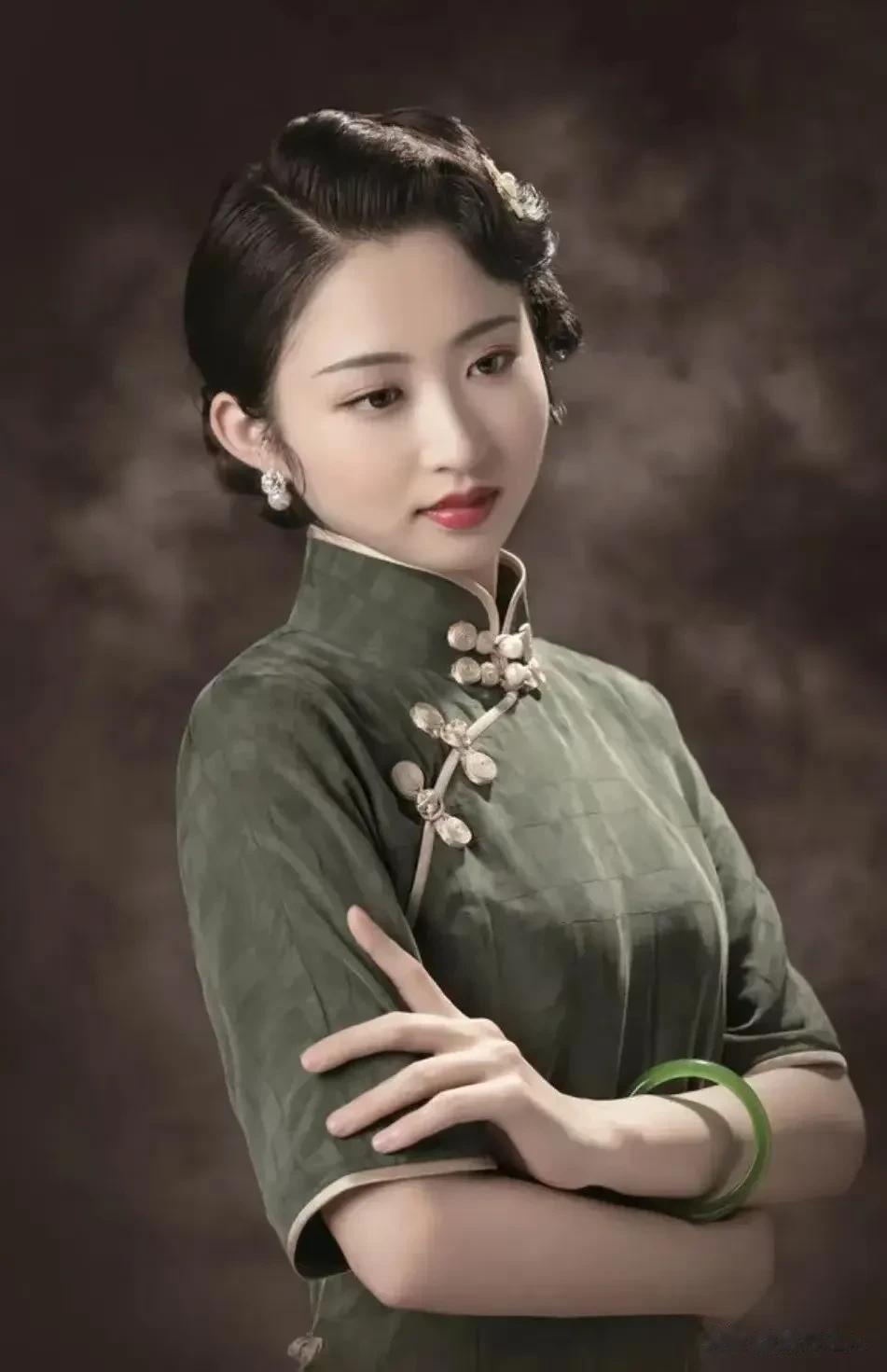 她是哪个女明星呢？

看起来特别的眼熟，好像是哪个女明星，但又不太确定，仔细看看