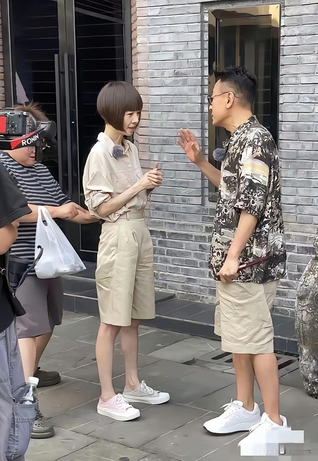 真的，挺佩服她，几十年来身材一直没变，一直保持自己认为最好的状态。
有个会觉得，
