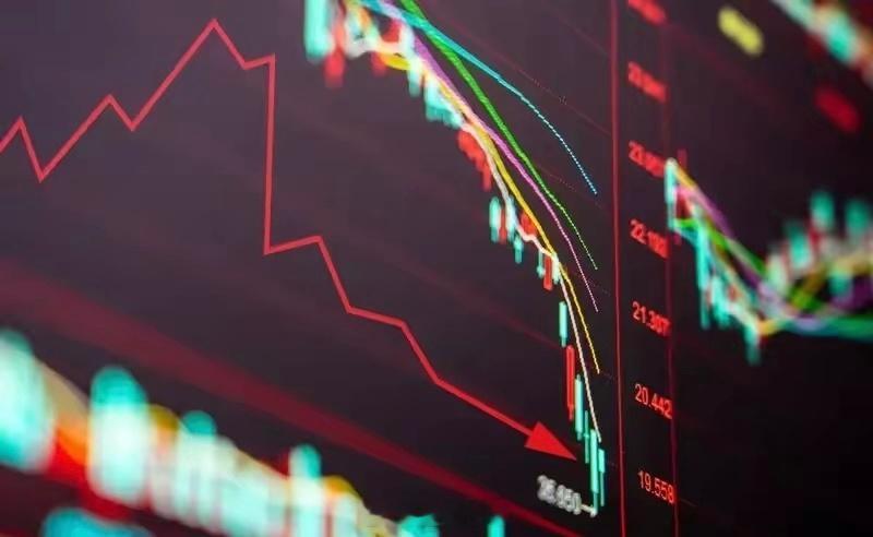 股票首次创历史新低时是买入机会，而再次创新低是卖出机会。当股票首次创历史新低，可