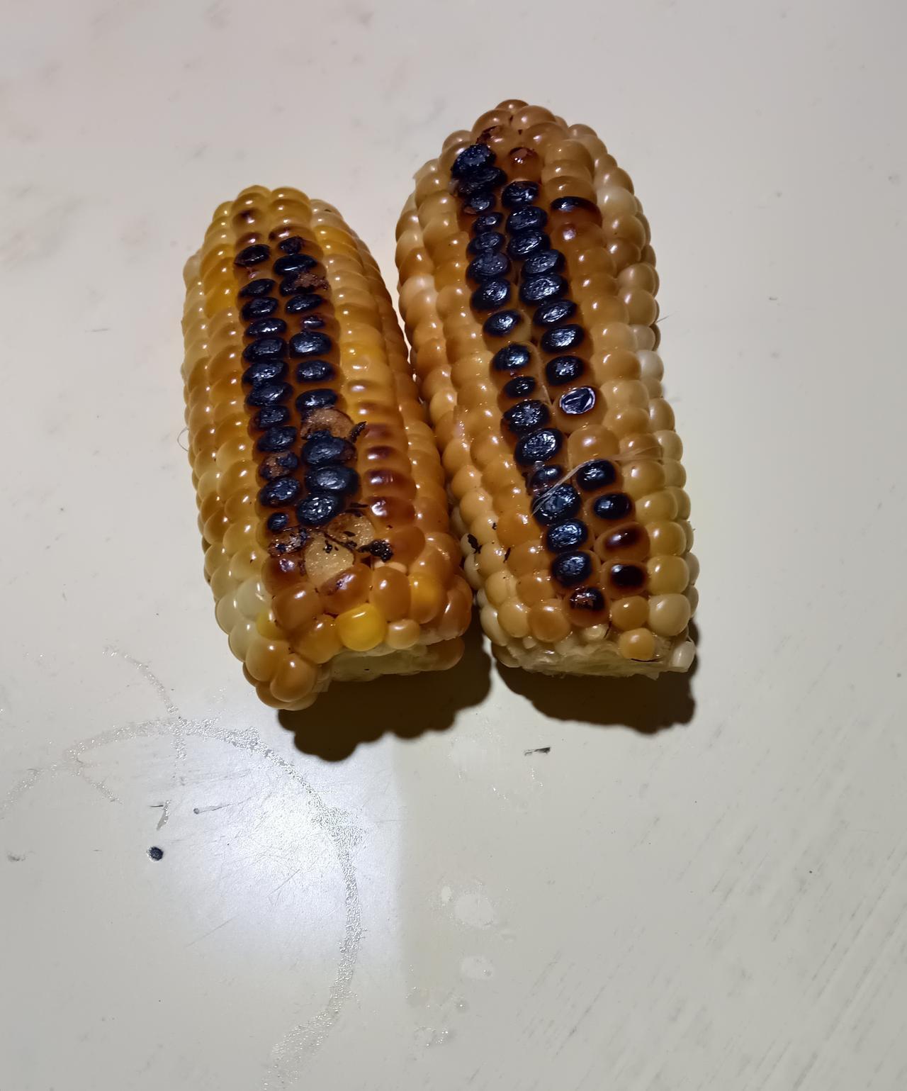 问一下大家，你们谁吃过烤玉米，歪打正着今天我吃了一次烤玉米，原本是煮玉米可是水放