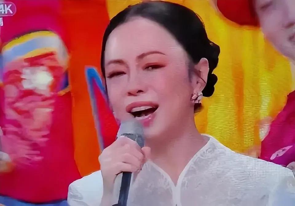好多人质疑黄绮珊是怎么进入春晚的，这形象和水平能上春晚，还把《难忘今宵》这首歌曲