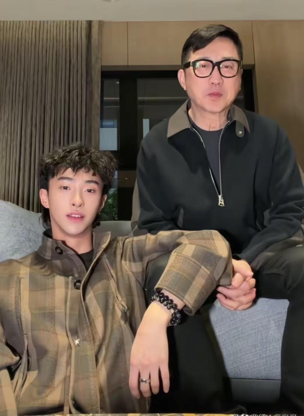 伊能静儿子拜年视频里一声“庾爸爸”，庾澄庆脸都僵了。
下一秒哈利搂住他脖子笑喊“