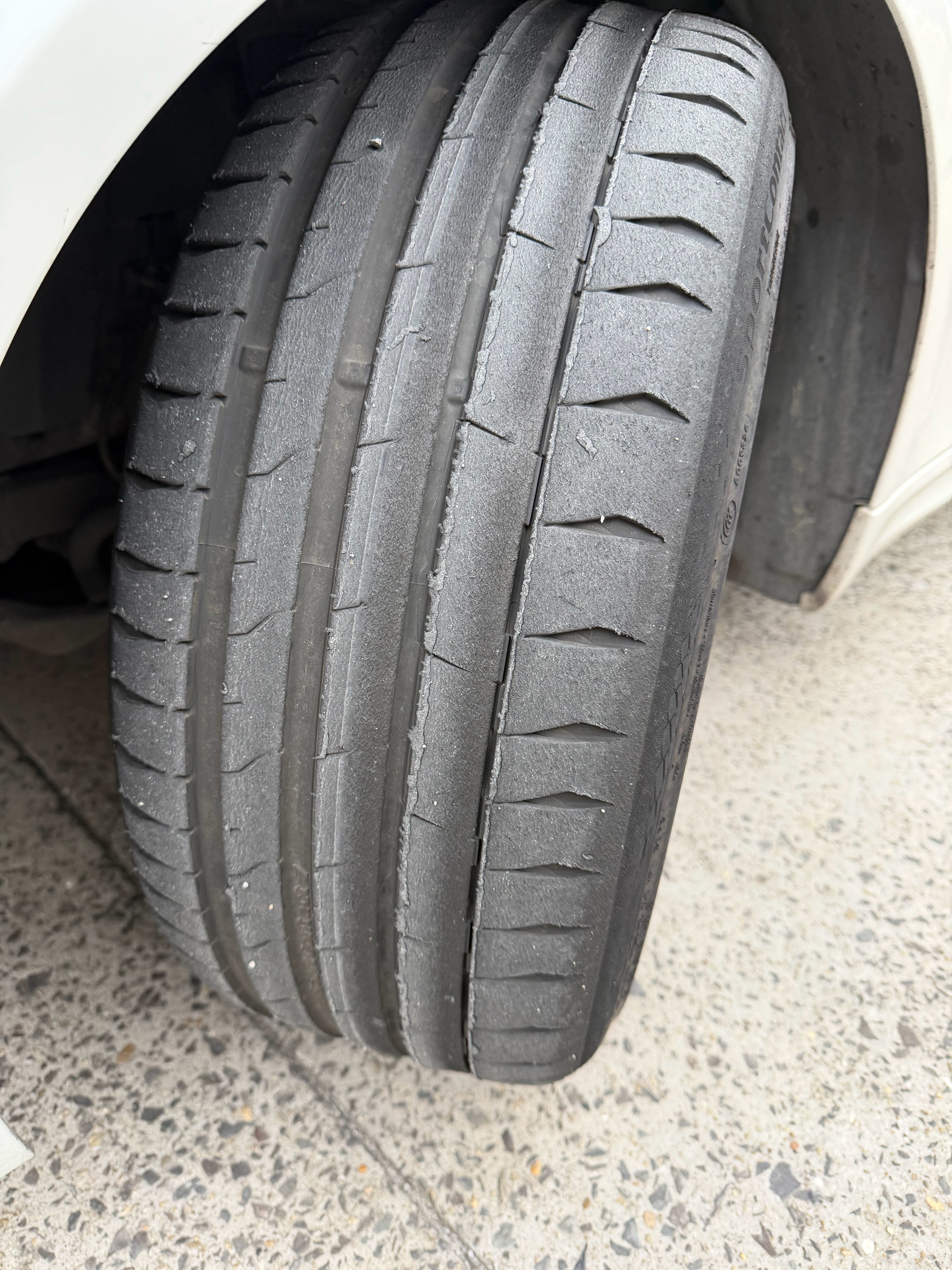 有车友关心马牌SC7磨耗，昨天赛道日后拍的。经历了浙赛12个飞驰圈，上赛9个飞驰