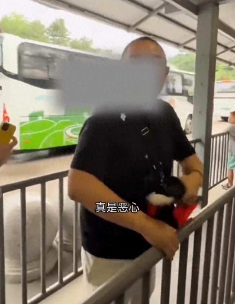太气人！导游领着外籍游客公然插队，姑娘好心劝阻反被当众辱骂威胁，清晰正脸曝光，全