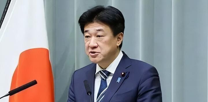 日本这两天是真的破防了。6月29日晚间，日本官房长官木原稔召开记者会，对着镜头公