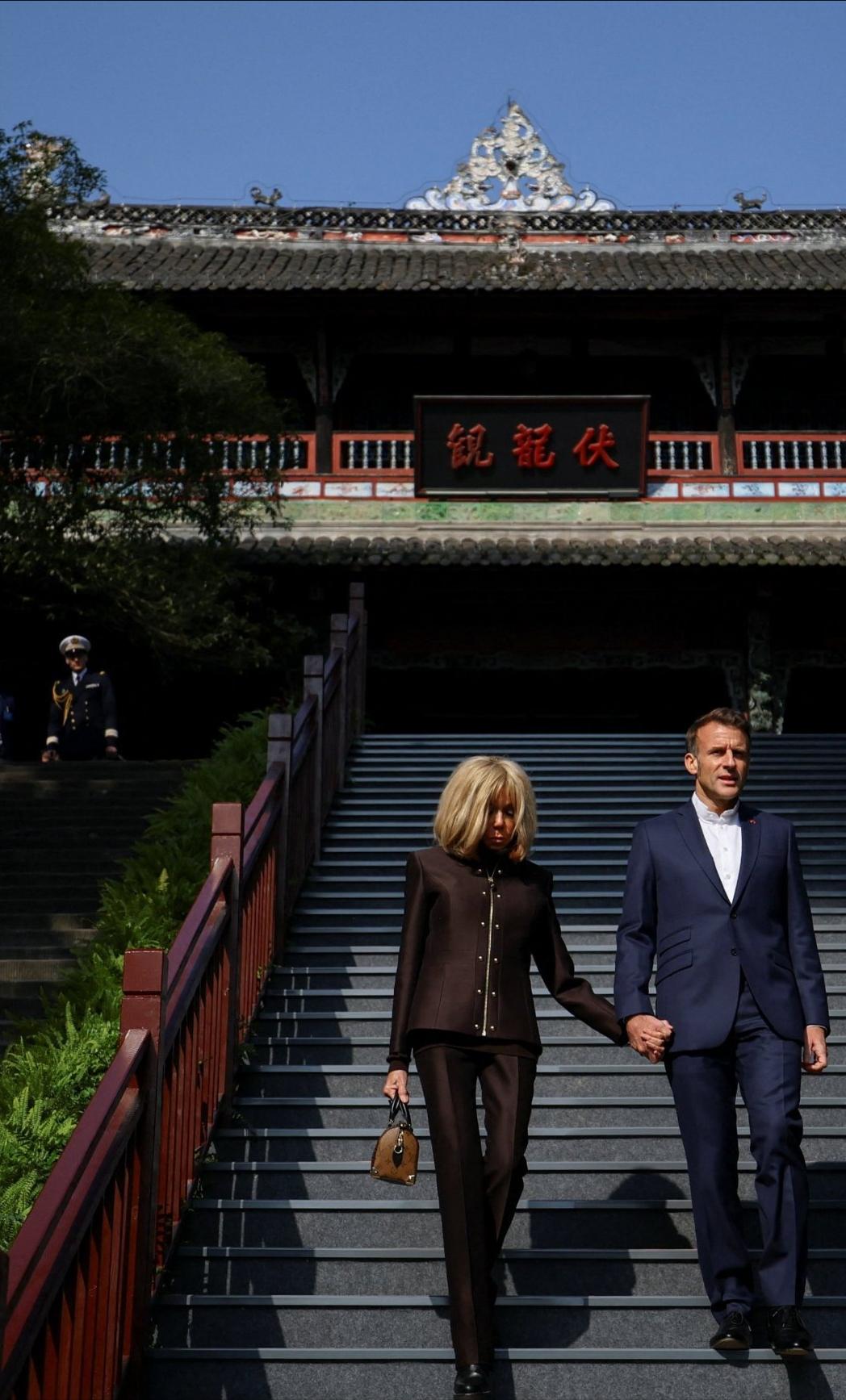 12月5日，马克龙和夫人游览四川成都都江堰伏龙观。